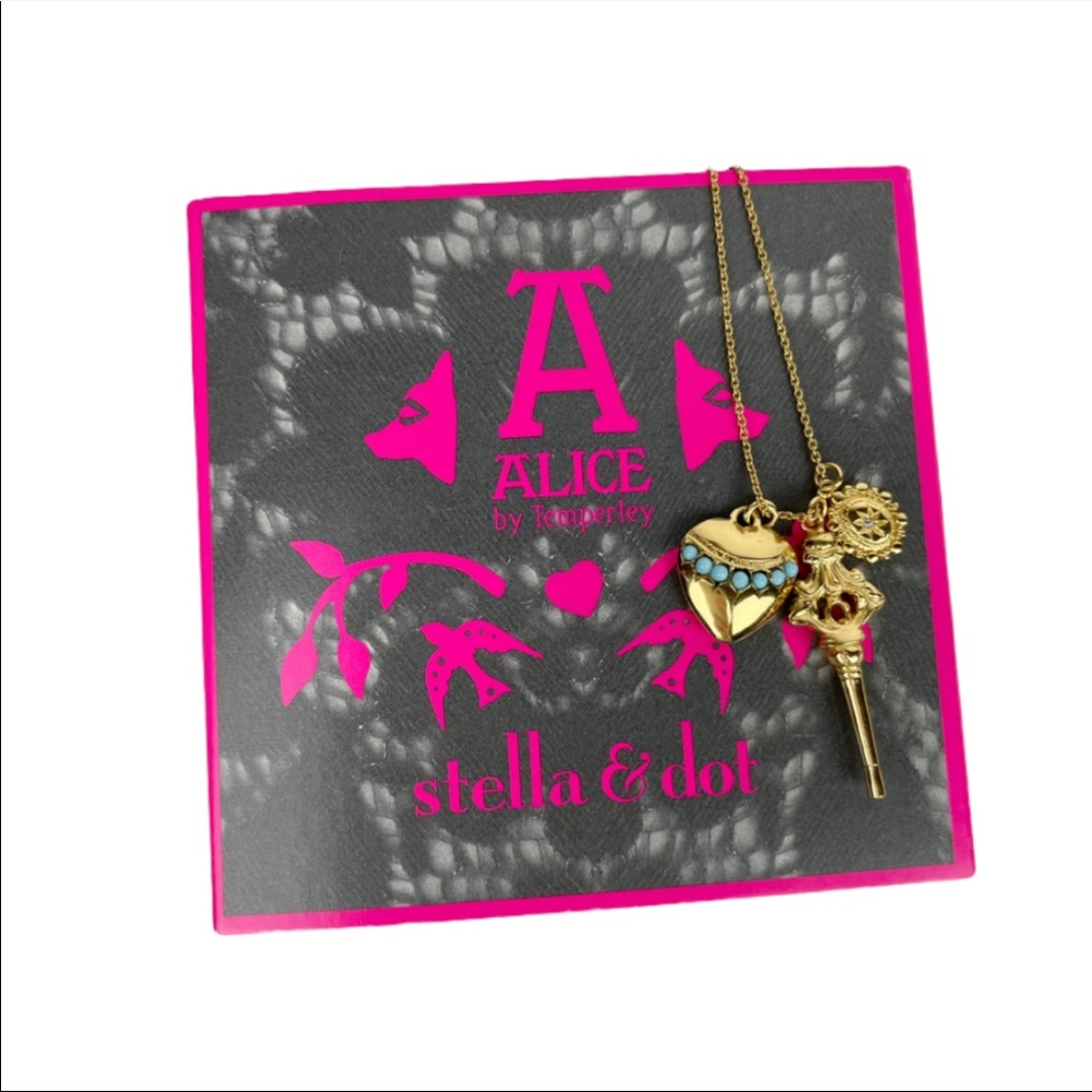 Stella & Dot Queen Of Hearts Charm Necklace